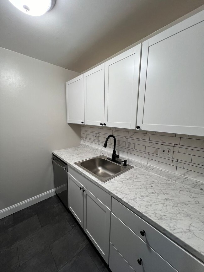Building Photo - Luxury 1 BD, 1 BA Apartment in Mt Joy!