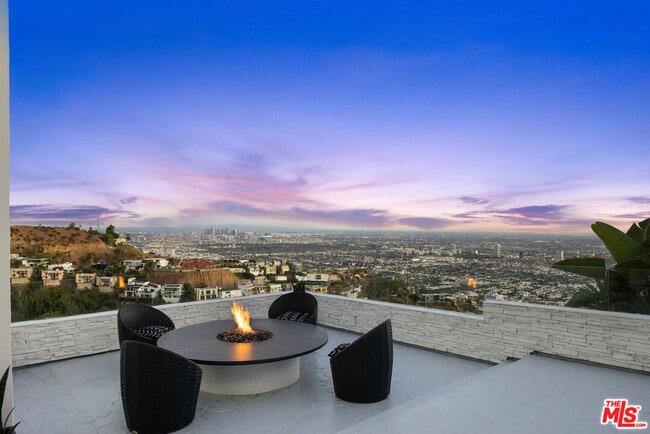 Building Photo - 2231 Sunset Plaza Dr