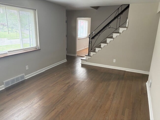 Building Photo - Amazing 4 Bedroom 1 Bathroom available in ...