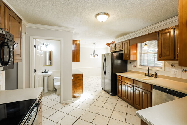 Building Photo - 6858 Creekwood Dr