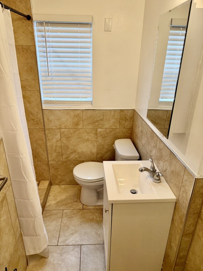 Building Photo - 972 S Hope Ave