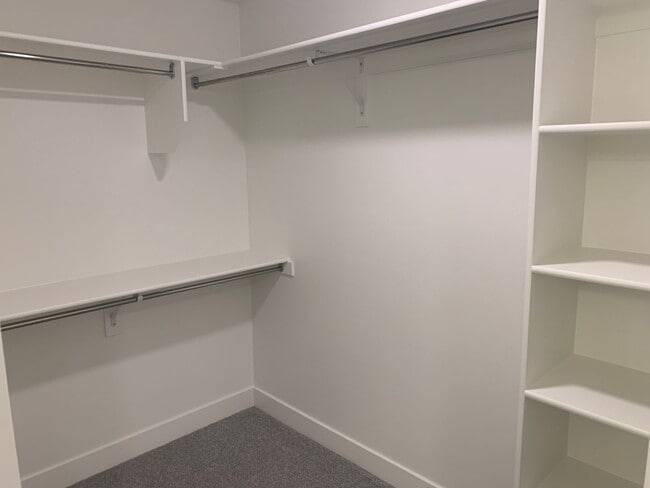 Building Photo - *ROOM ONLY* Beautiful Willow Point Townhome LOOKING FOR FEMALE ROOMMATE-ROOM AVAILABLE