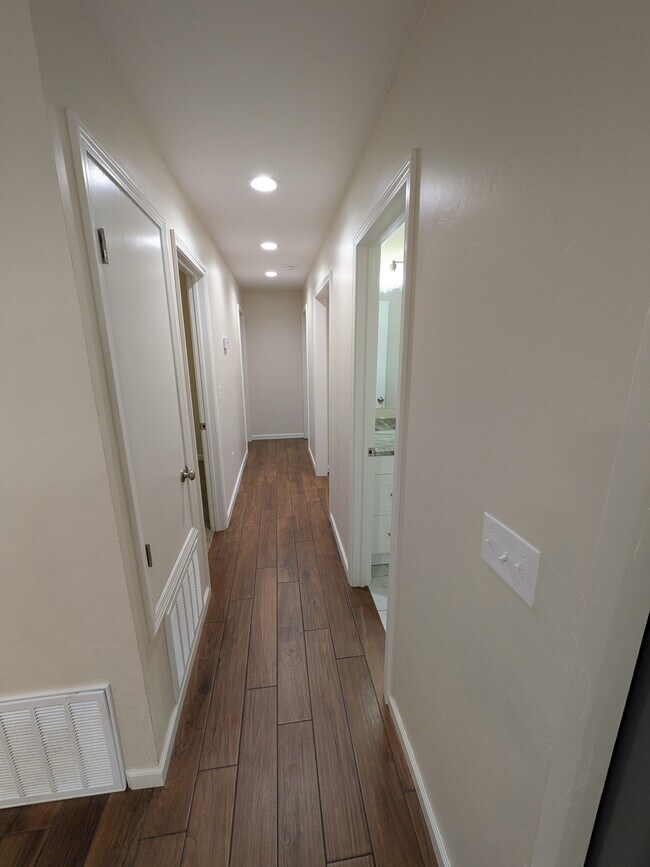 Building Photo - 906 Parkview Dr