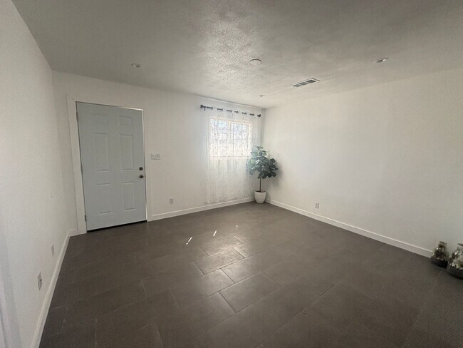 Building Photo - 45025 1/2 10TH STREET WEST