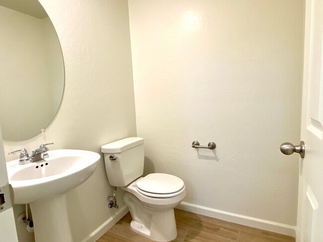 Building Photo - $2,350 Clinton & Armstrong, 4 Bed, Gated Community Pool & Solar - E Riesling Dr, Fresno