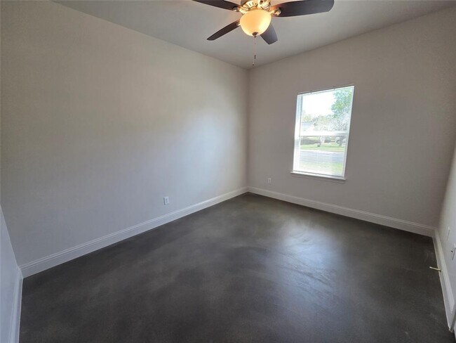 Building Photo - 800 Woodview Dr