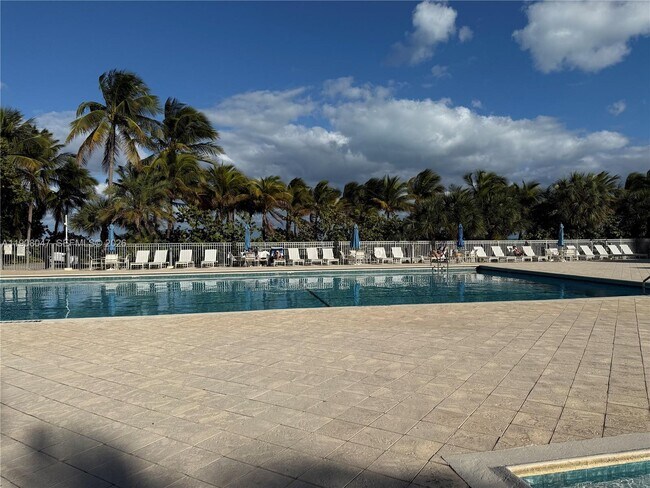 Building Photo - 881 Ocean Dr