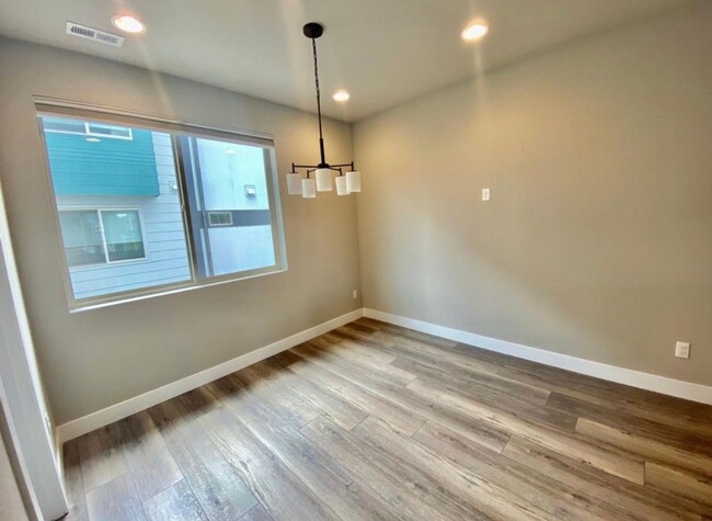 Building Photo - Sleek 3 Bedroom Townhome - Lincoln Park