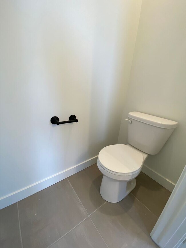 Building Photo - Beautiful Newer Rockwell Ranch Townhome (End Unit)