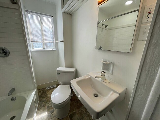 Building Photo - 4 bed 3 bath - Brighton Heights - HUGE house, large rooms, spacious kitchen