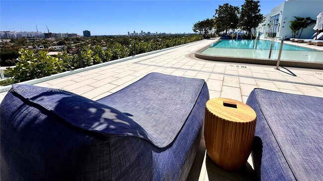 Building Photo - 9201 E Bay Harbor Dr