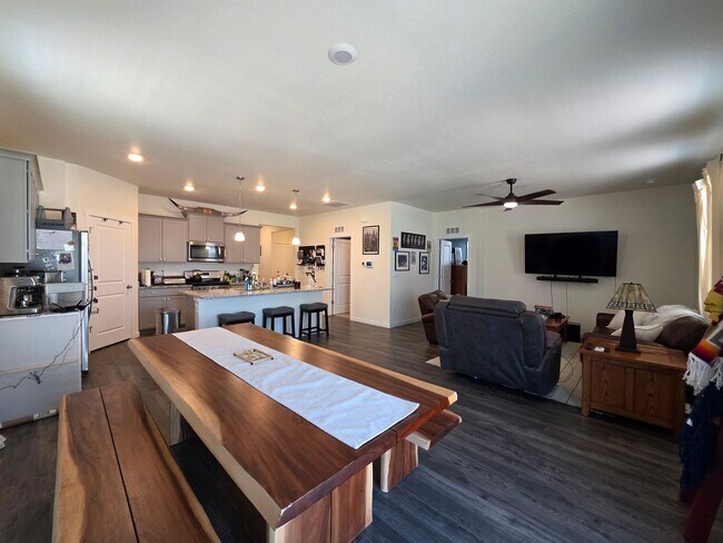 Building Photo - Beautiful Newer Build 3 Bedroom Home in Be...