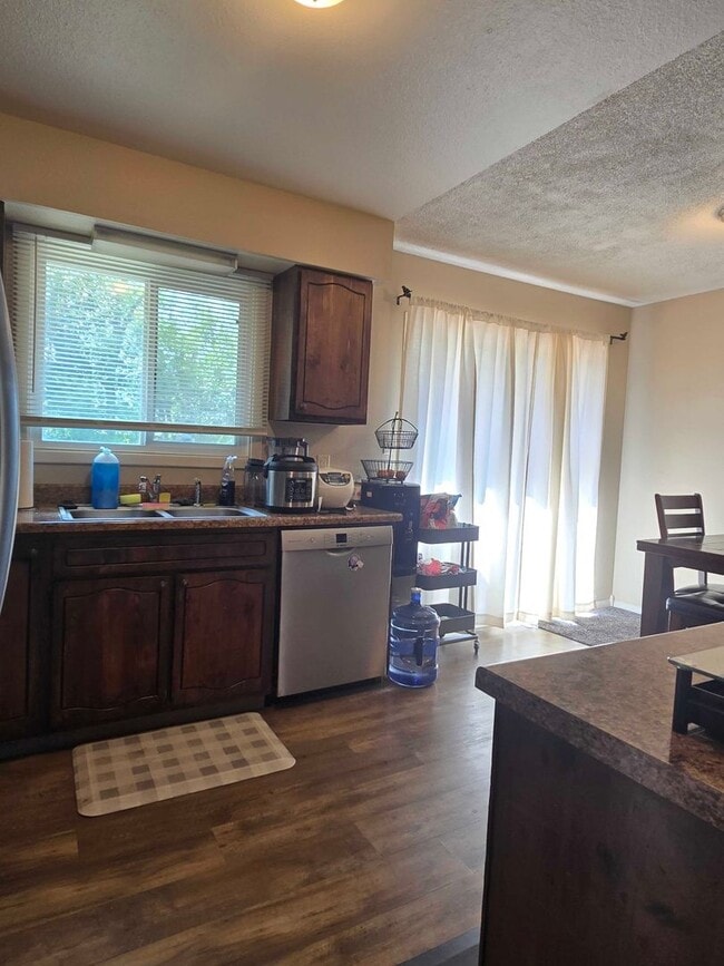 Building Photo - Spacious 5-Bedroom Bi-Level Home Near F.E. Warren AFB!