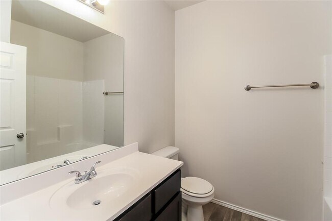 Building Photo - 909 N Donald Way