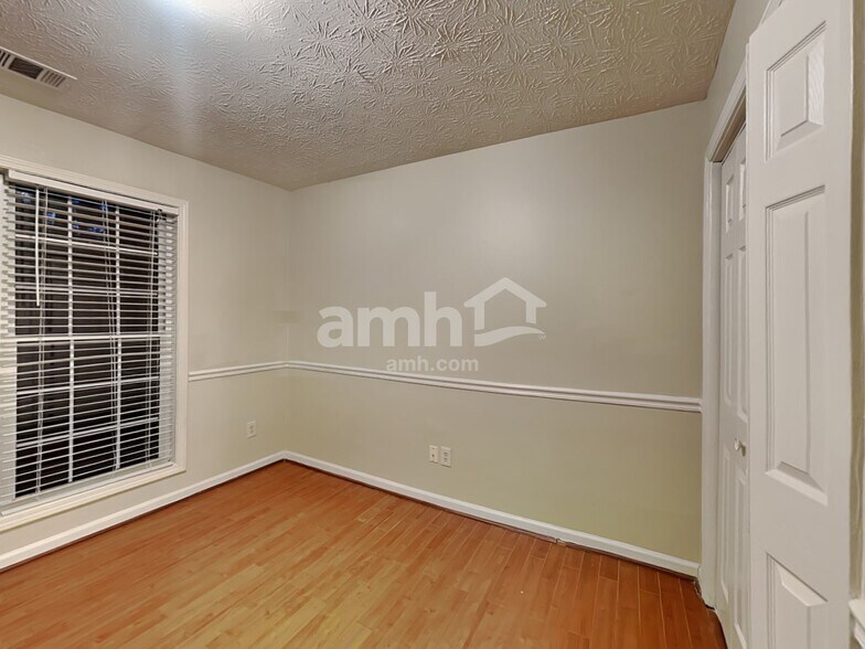 Building Photo - 670 Old Johnson Rd