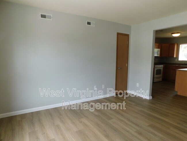 Building Photo - 212 Cardinal Wy