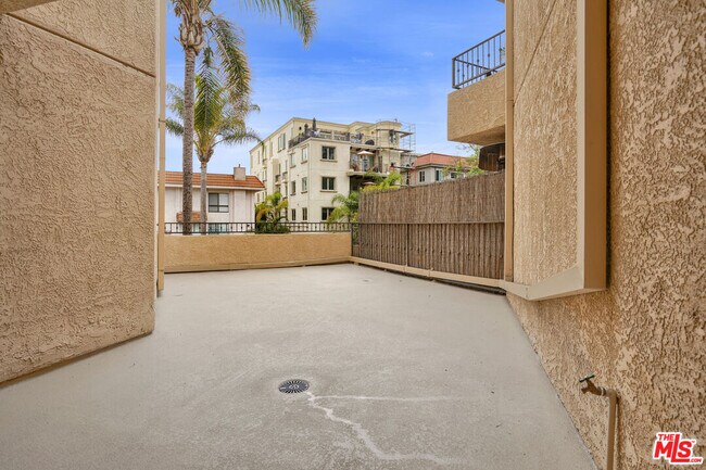 Building Photo - 1633 S Bentley Ave