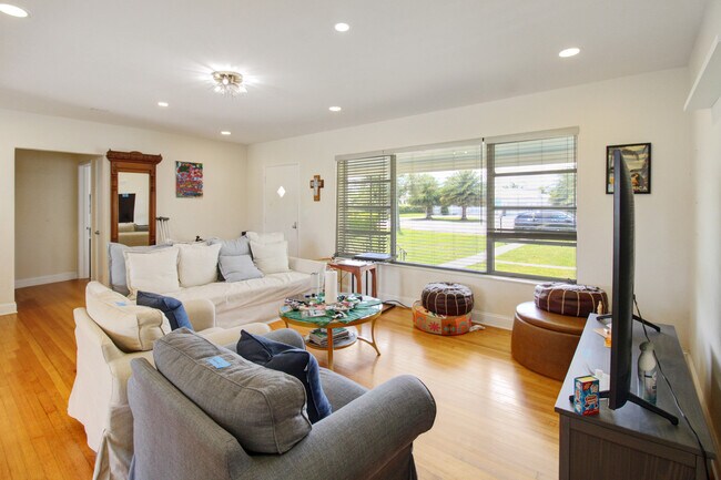 Building Photo - 1025 Hunting Lodge Dr