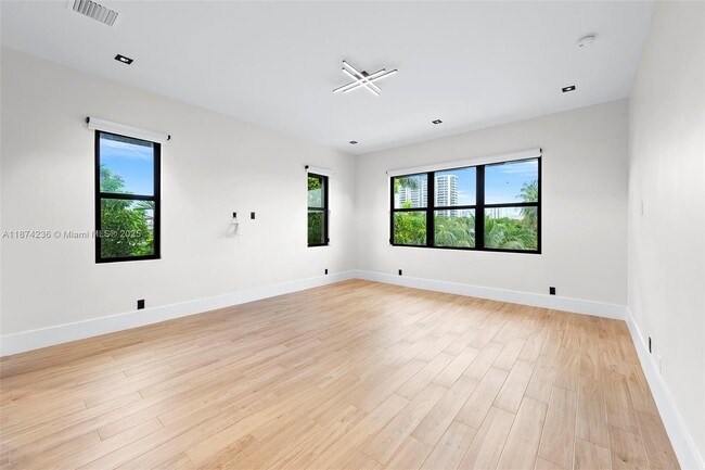 Building Photo - 461 Poinciana Dr