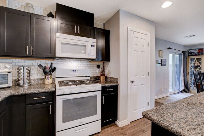 Building Photo - Stunning 3 Bed Home with Loft, Den & Upgraded Kitchen