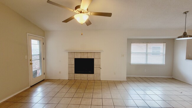 Building Photo - Charming 4 bedroom, 3 bath home in West Side El Paso!