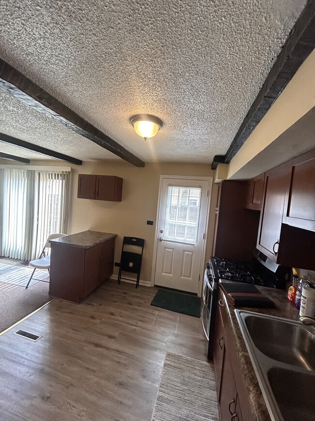 Building Photo - 208 Dee Rd