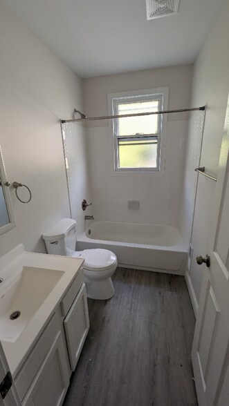 Building Photo - 615 Burr Oak St