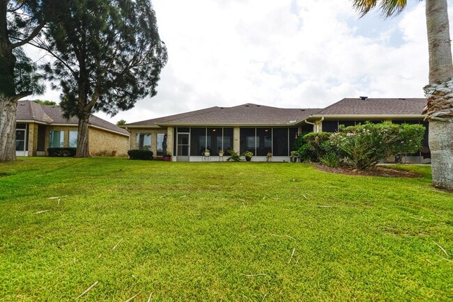 Building Photo - 10 Golf House Rd