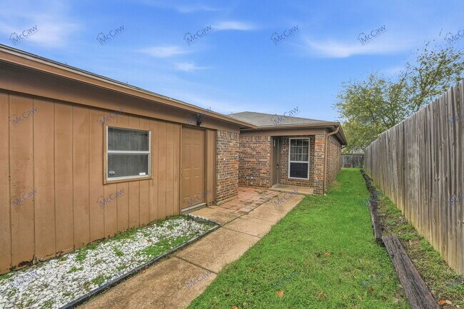 Building Photo - 10259 Aurora Dr