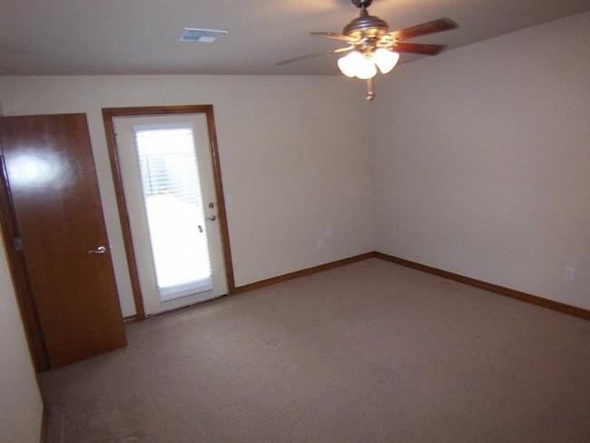 Building Photo - Lovely Duplex in gated community.