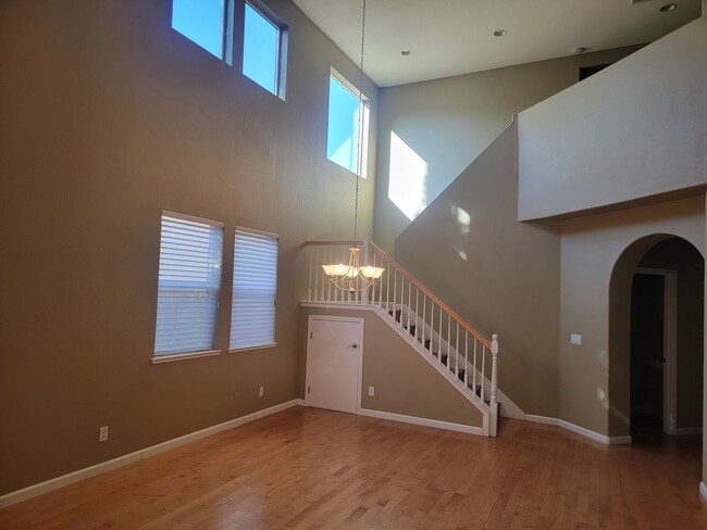 Building Photo - Gorgeous 4 bedroom 2.5 bath with large bon...