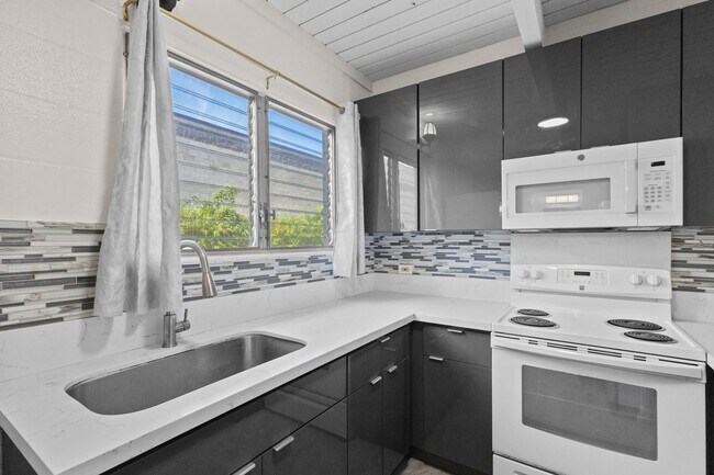 Building Photo - Renovated Tropic Gardens Town House for rent!