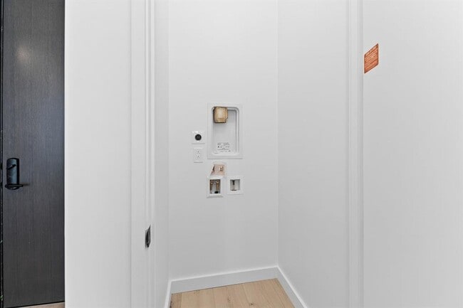 Building Photo - 610 Davis St