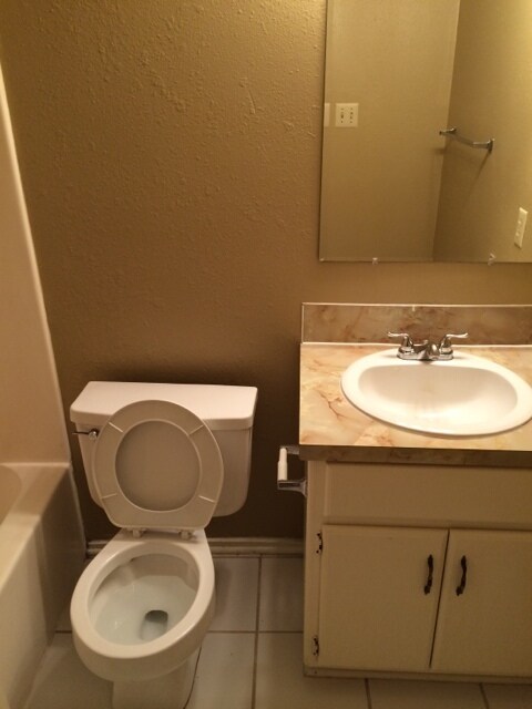 Building Photo - 8607-8607 Southridge Dr