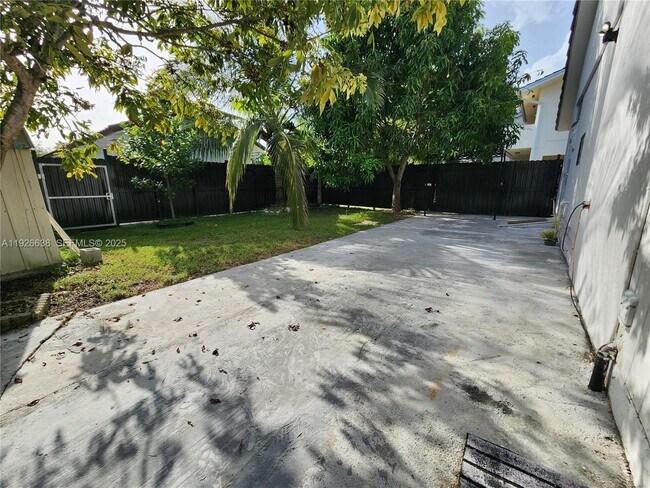 Building Photo - 2438 SW 114th Ave