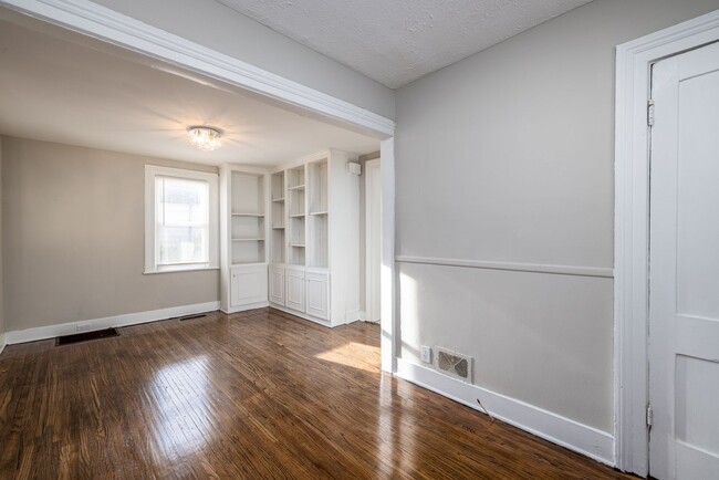 Building Photo - 2 Bedroom 1 Bath South Wedge, 1st floor la...