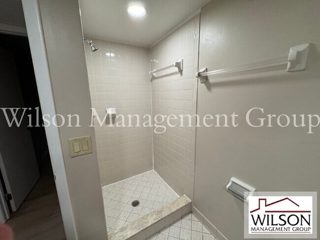 Building Photo - 2365 Oak Park Way