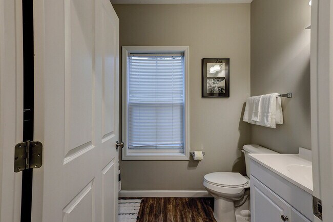 Building Photo - Fully Furnished Two Bedroom Apartment in t...
