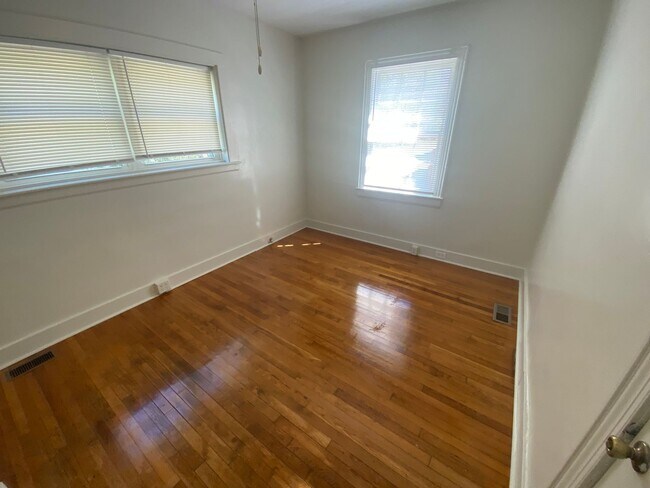 Building Photo - 1402 W Chapel Hill St