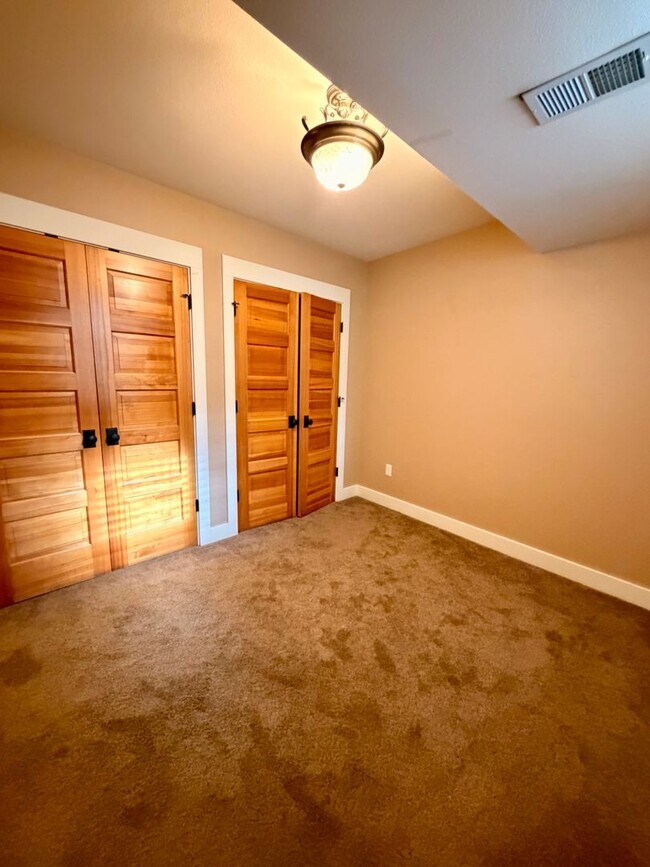 Building Photo - ABSOLUTELY BEAUTIFUL 4-Bedroom Townhome in the Highly Sought-After Prospect Neighborhood!