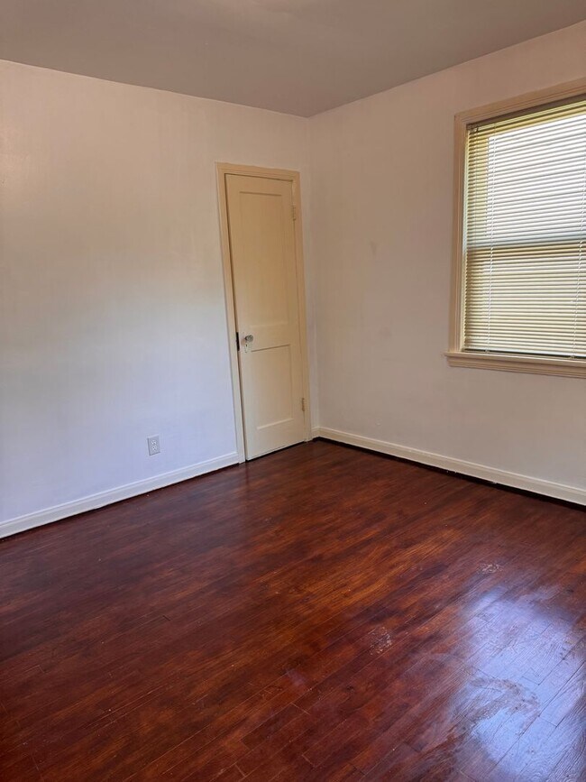 Building Photo - 613 Westview Dr
