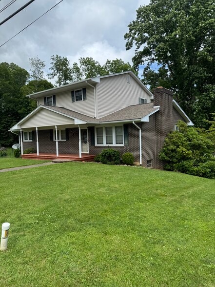 Primary Photo - 952 Middle Ave