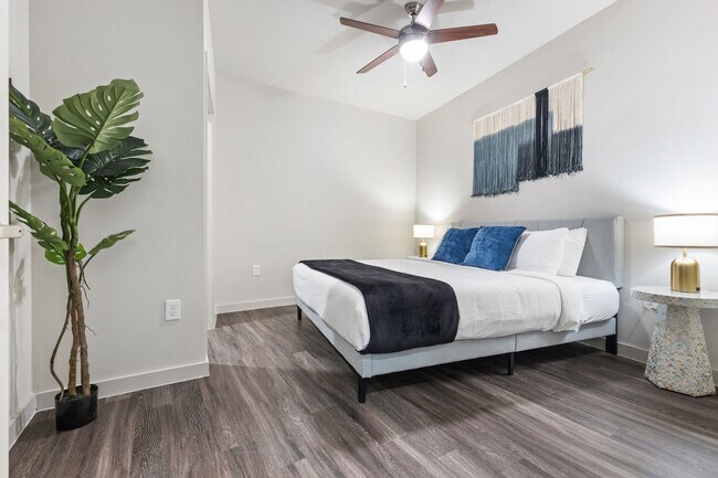 Building Photo - 5820 1/2 Cameron Road-SI FL2-ID1303392P