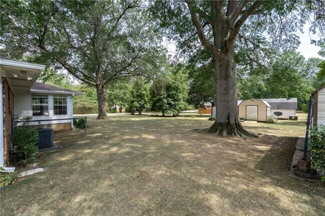 Building Photo - Nice 3 bedroom 2 bath home in North Fayetteville