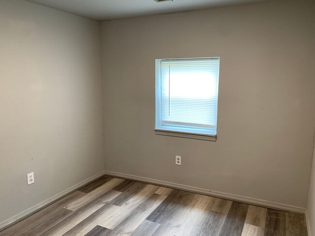 Building Photo - Adorable 2 bedroom, 2 bathroom home. Stack...