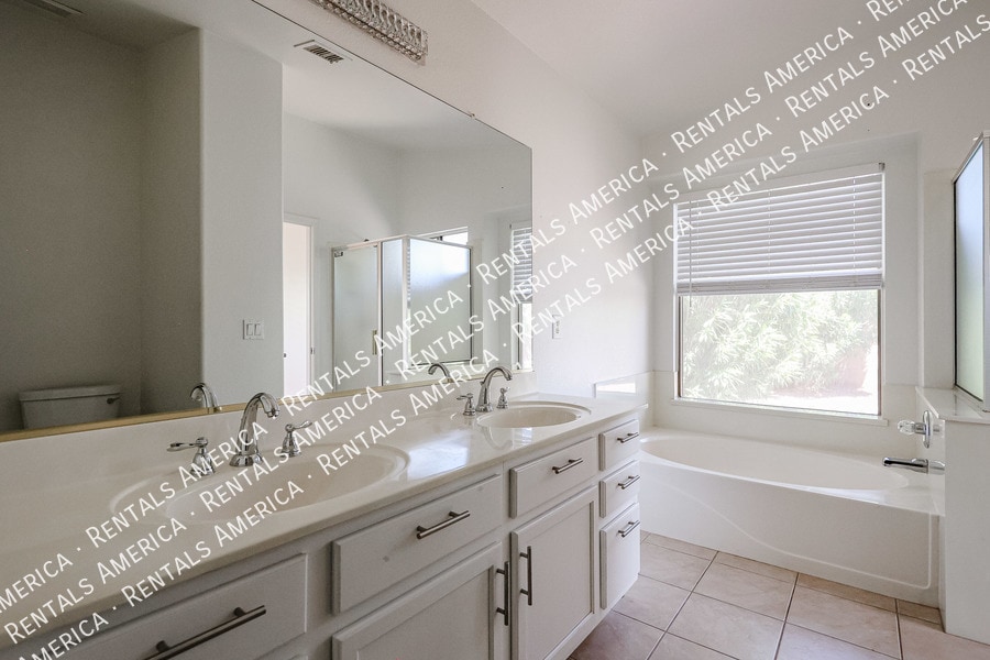 Building Photo - 568 E Sherri Dr