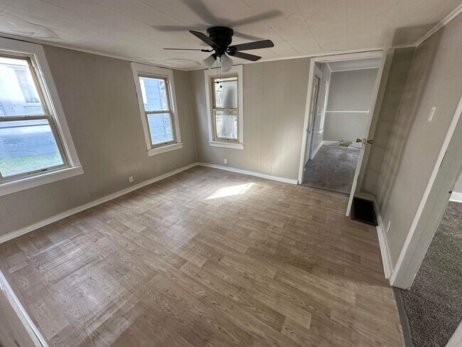 Building Photo - 3 Bedroom | 1 Bathroom | $1,500