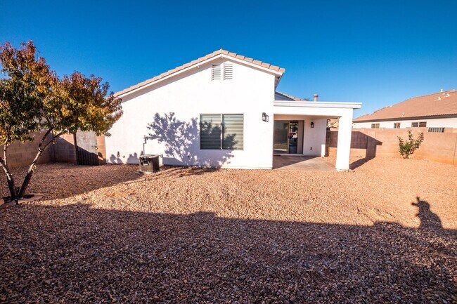 Building Photo - 4 Bedroom, 2 Bath, Split Floor Plan, 2 Car Garage, Central A/C