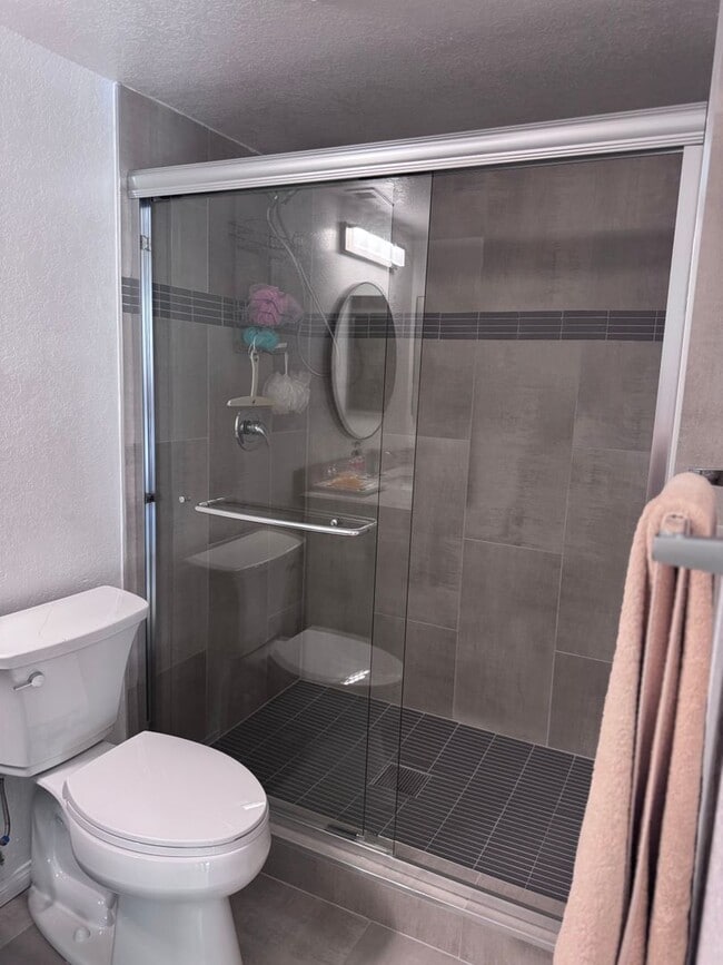 Building Photo - Woodhaven CC - Unfurnished 3br - Long Term