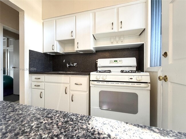 Building Photo - 4710 Pine Tree Dr